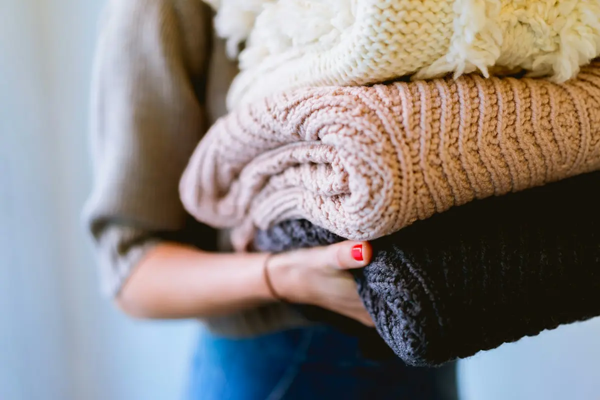 Knitted textiles assessed by hand